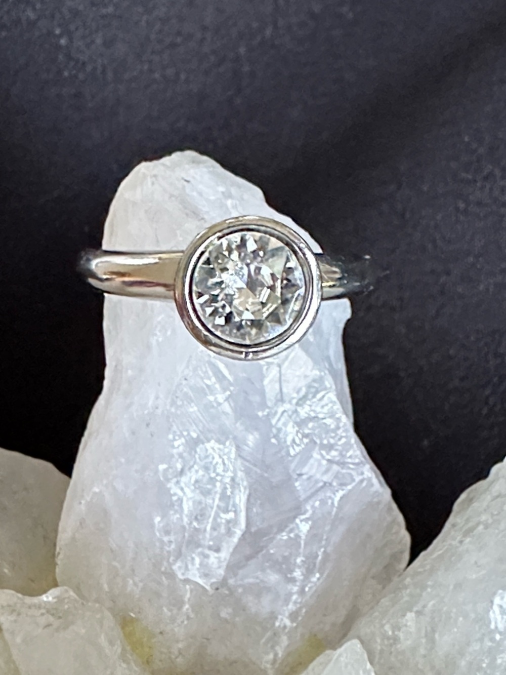 Cubic Zirconia & silvertone EUC ring. Bezel set center & 16 surrounding stones